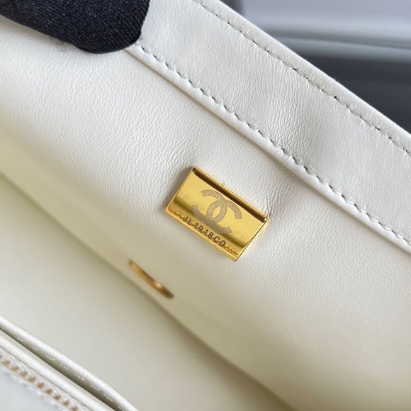 CHANEL White Quilted Crossbody Bag with Gold Chain - Picture 9 of 9